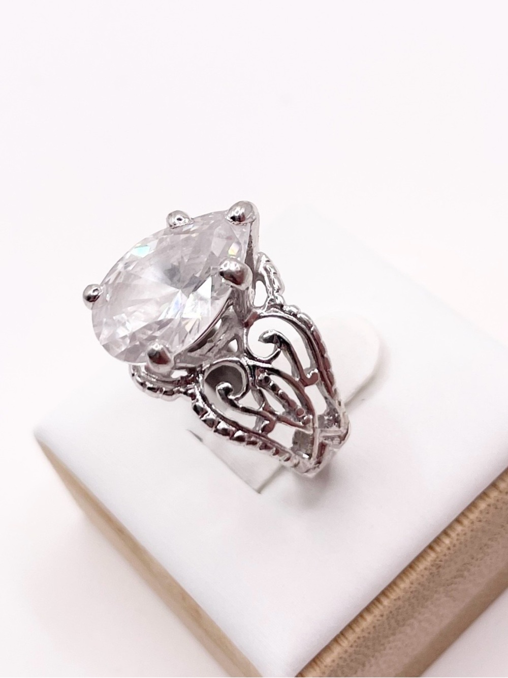 Size. 8 Sterling Silver Pear-Cut Clear CZ Statement Ring - Picture 5 of 11